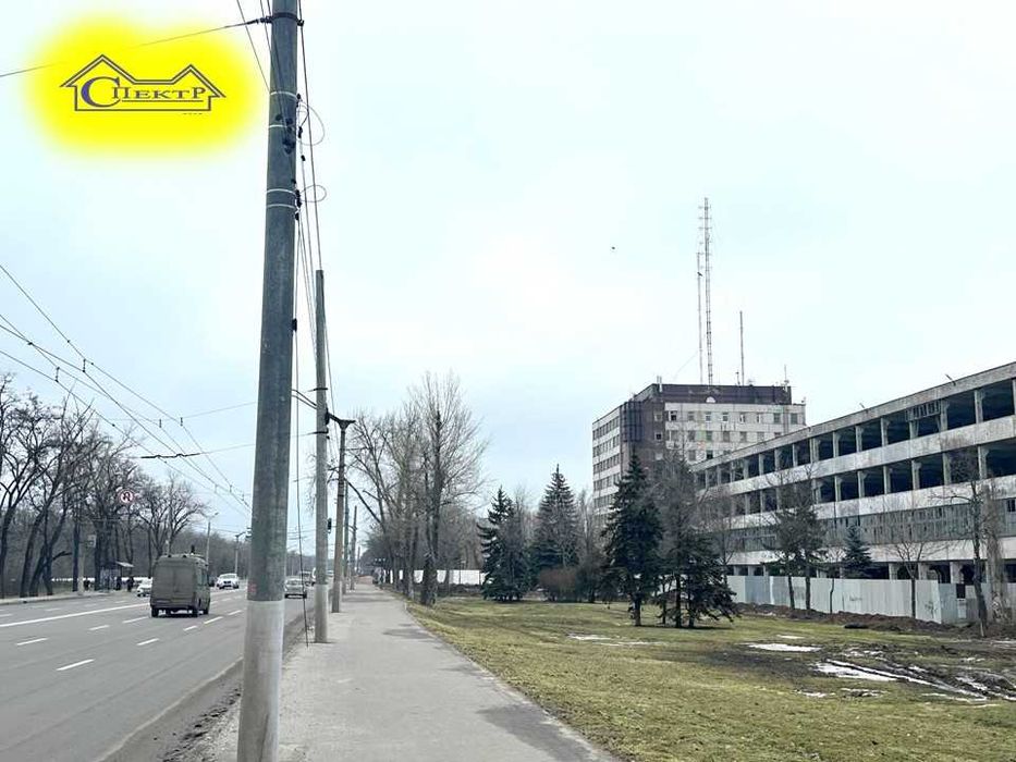 Комплекс будівель по червоній лініїї на трасі Кривий Ріг -Дніпро