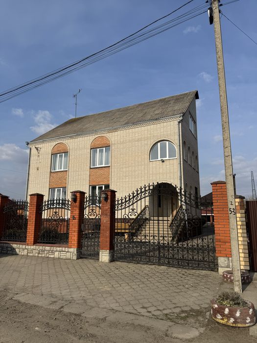 Будинок під Бізнес 468м2 з ділянкою 10сот Луцьк