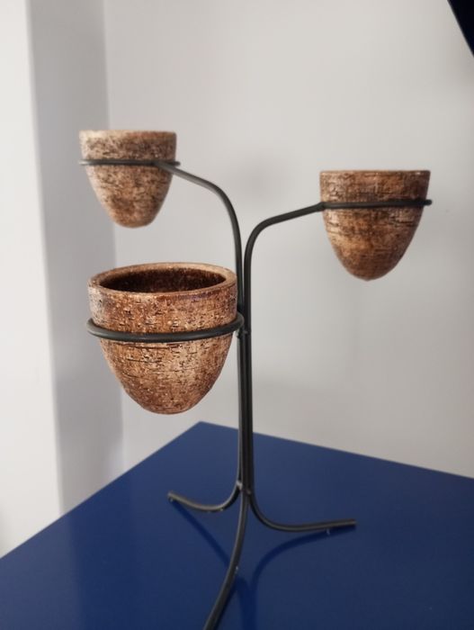 Tripé com vasos decorativos