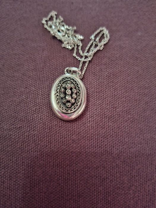 Colar com medalhão antigo