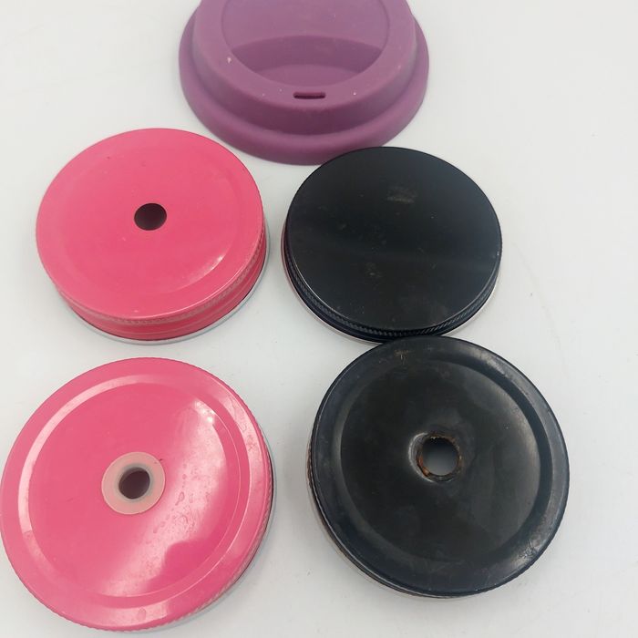 Nakrętki do słoików z dziurką