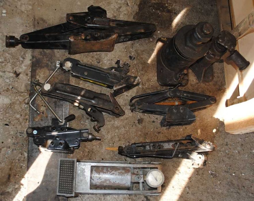 Набір інструментів- домкрати 8 шт+ насос з новими шлангами ключі маном