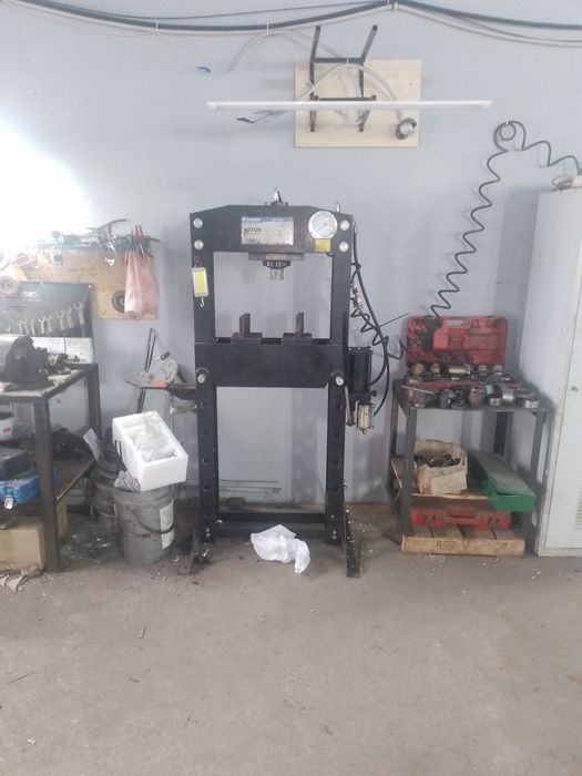 Пропоную в оренду гараж із усім необхідним обладнанням для СТО