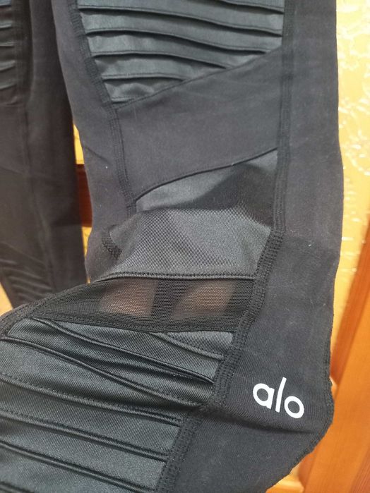 жіночі спортивні легінси від бренду Alo Yoga.