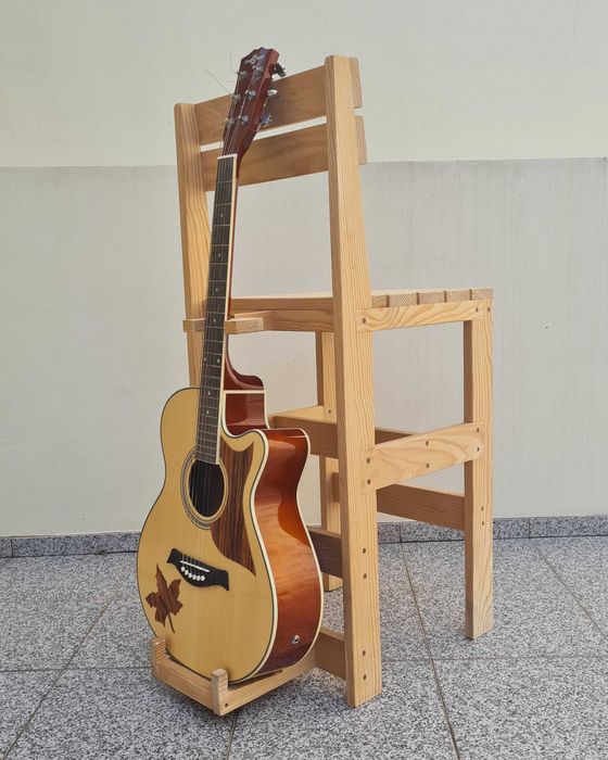 Cadeira Artesanal em Madeira com Suporte para Guitarra - Feita à Mão
