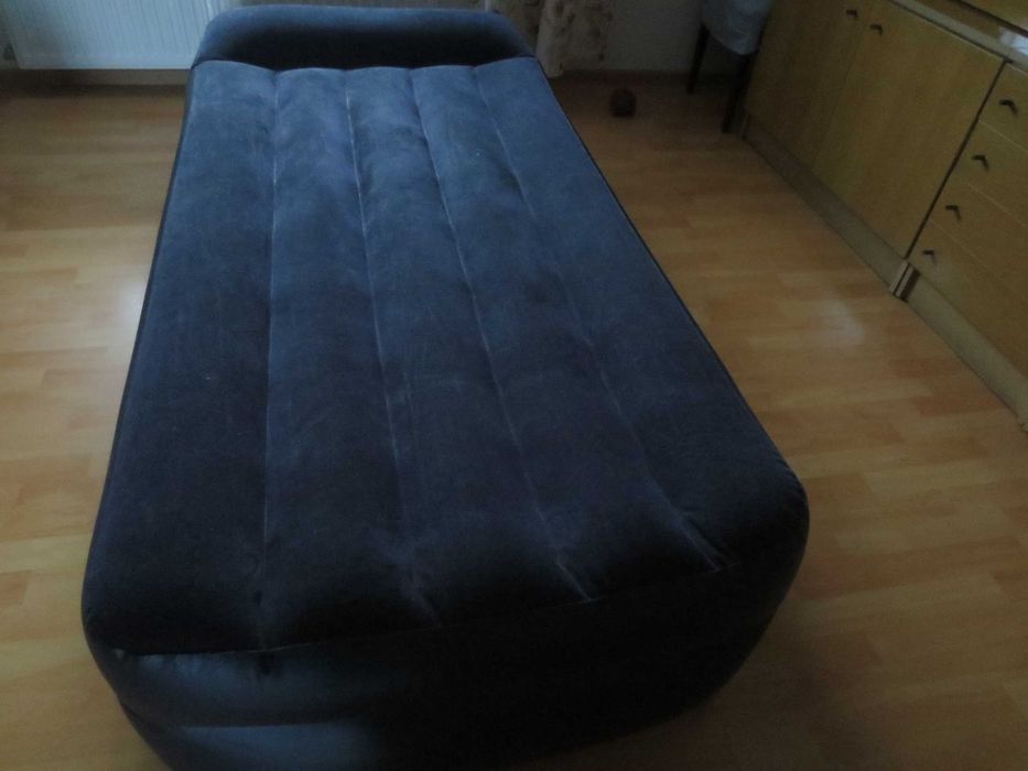 materac dmuchany do spania wewnątrz pomieszczenia