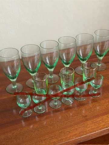 Кольорове зелене скло бокали, рюмки з позолотою