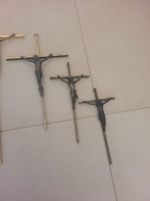 Krzyże z metalu.