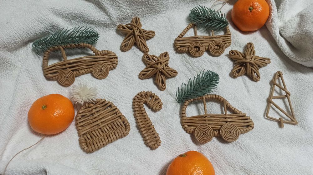 Новорічний декор, іграшки на ялинку, гірлянди, підвіски