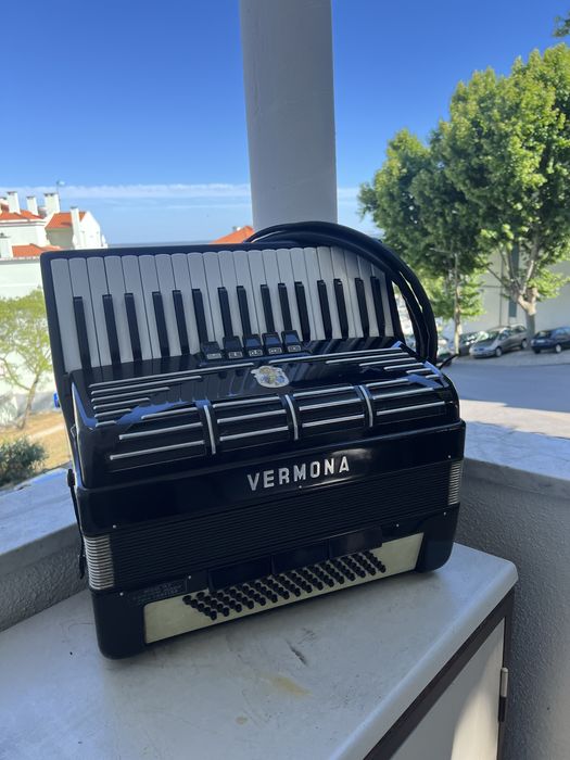 Acordeão VERMONA Mod. 87 Farfisa Italiano — Preto, à 3a voz, em bom estado e com mala e correias