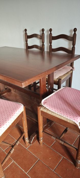 Mesa de madeira maciça com cadeiras