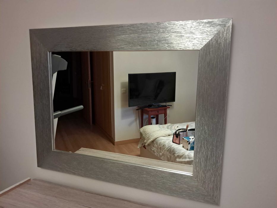 Espelho com Moldura Prateada – Elegância e Brilho (89×69 cm)