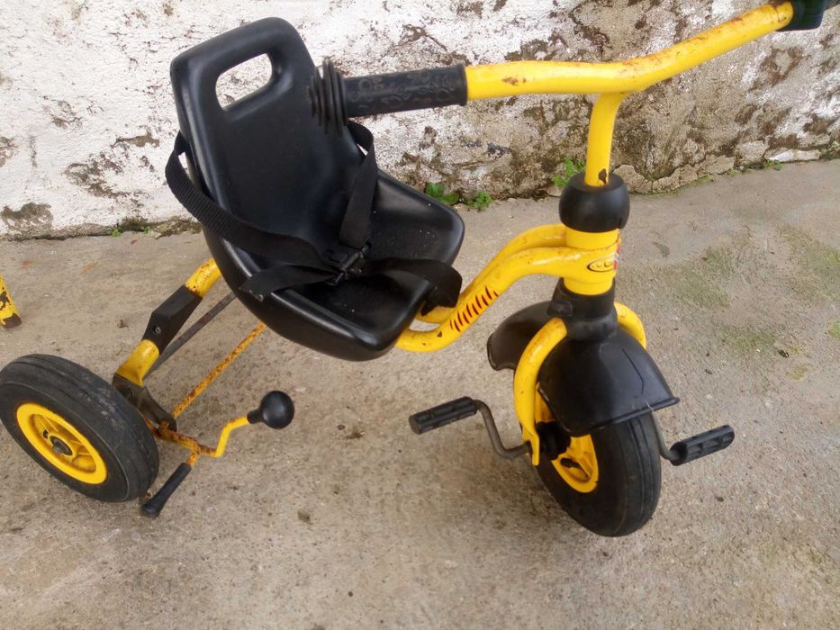 Triciclo com rodas de pneu e camera de ar