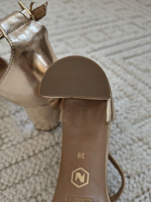 Sprzedam damskie złote eleganckie buty.