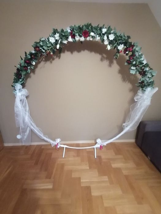 Dekoracja weselna - okrąg z udekorowanymi kwiatami.