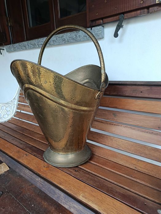 Cesto para lenha tradicional em latão