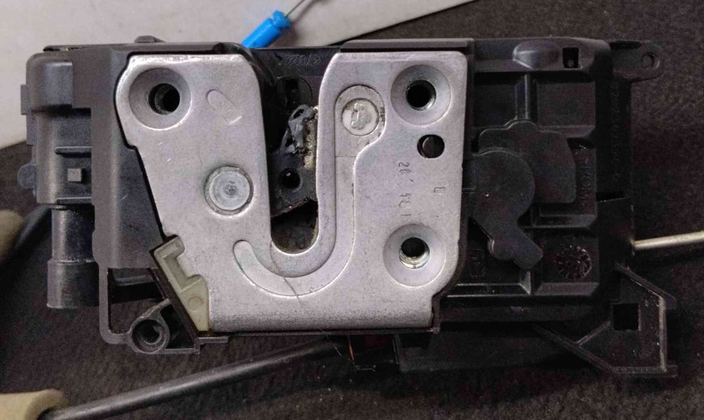 Fechadura / Fecho Porta Frente Esquerdo 8200542396 - RENAULT KANGOO / GRAND KANGOO II