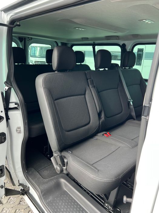 Wynajem busa osobowego Renault Trafic 9os. Hak