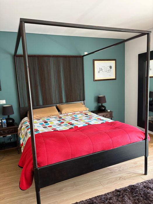 Cama de dossel IKEA envernizada em nougat