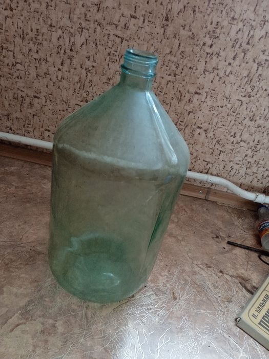 Продам бутили,ёмкость  20 литров и  другие ёмкости.