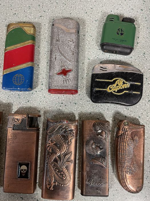 Zestaw starych zapalniczek kolekcjonerskich