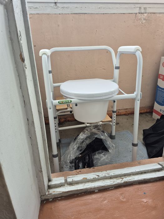 крісло-туалет складне Nova A8700AA