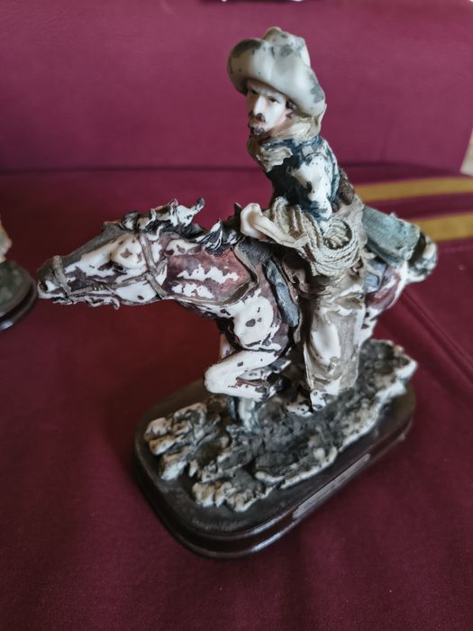 Estatuetas em marfinite