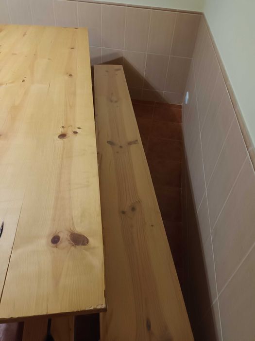 2 Mesas de madeira com bancos