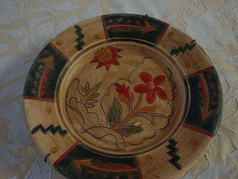Prato regional de artesanato pintado à mão
