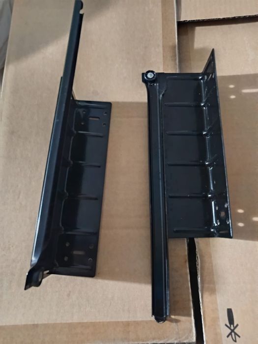 Teclado para computador, mais suporte para afixar por baixo de uma mesa.