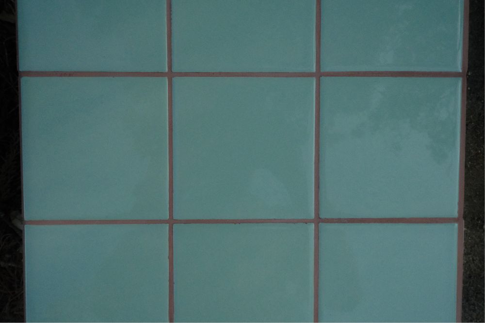 Mesa de apoio em azulejo/cerâmica by KUL.
