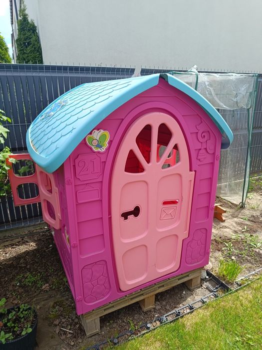 Duży domek ogrodowy różowy