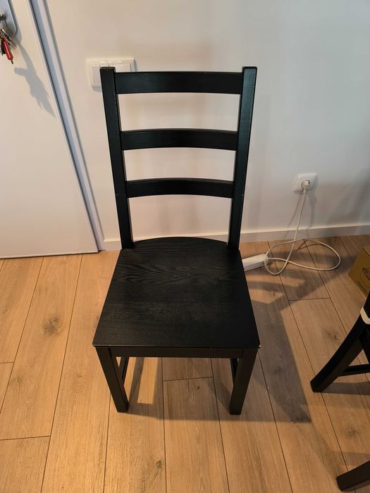 Mesa IKEA BJURSTA extensível + 4 cadeiras pretas
