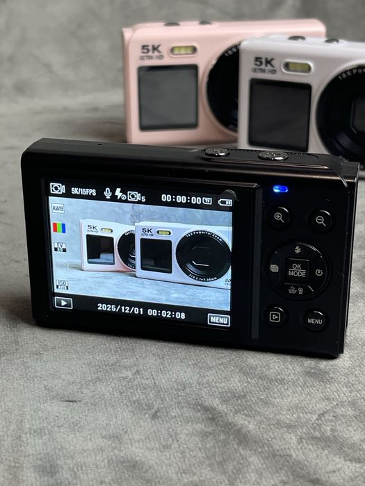 Фотокамера  с Wi-Fi и двумя экранами