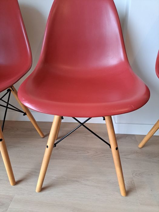 1 (uma) cadeira de jantar estilo Charles Eames

Só