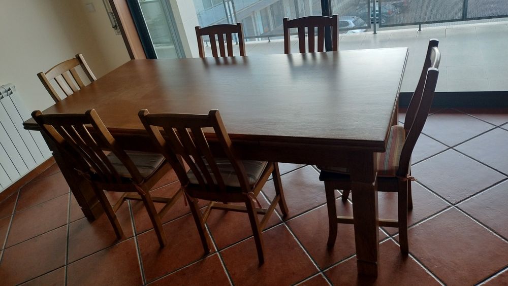 Mesa de Jantar,6 cadeiras em madeira ,extensível