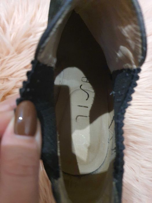 Czarne botki firmy Unisa rozmiar 37