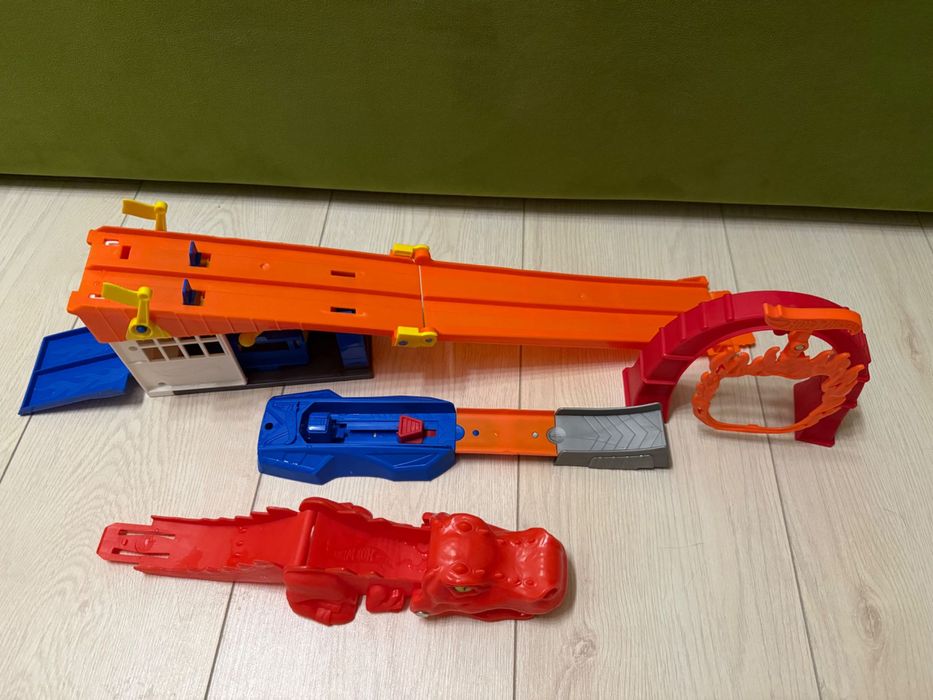 Треки та машинки HotWheels