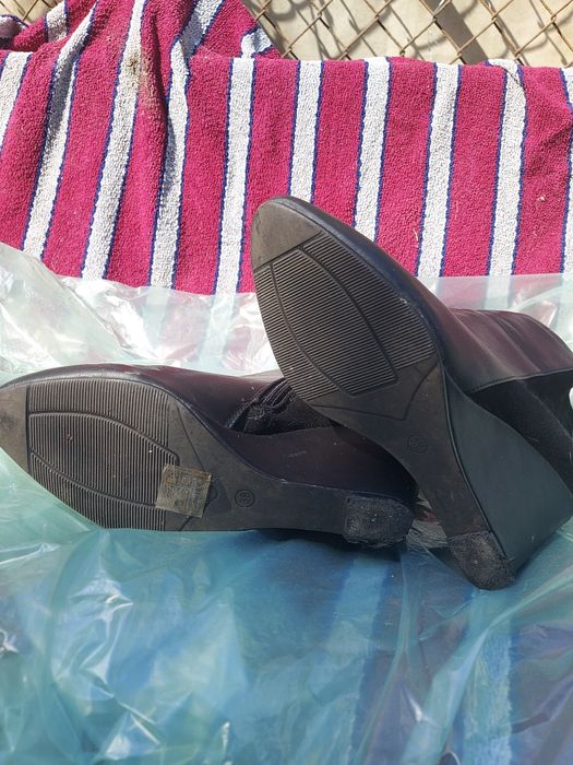 Buty damskie na koturnie czarne rozmiar 38 firma BESTELLE