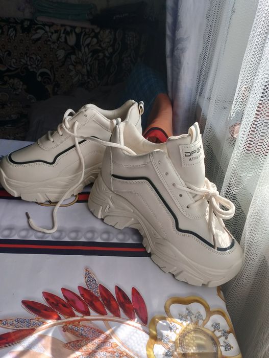 Кросівки нові для дівчини