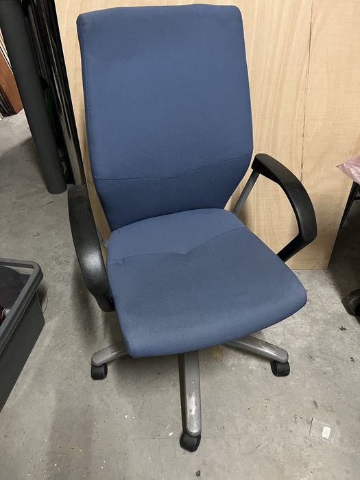 Cadeira de escritorio com rodas