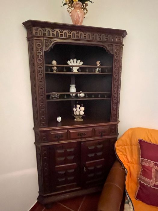 Móvel de canto com gavetas e portas para arrumação