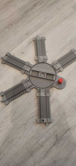 Zestaw: obrotnica kolejowa i 5 elastycznych torów pasują z Lego Duplo.