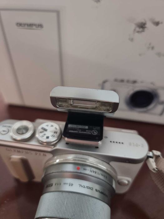 Olympus PEN E-PL8 + 4 obiektywy + lampa + 2 akumulatory | Kompletny zestaw