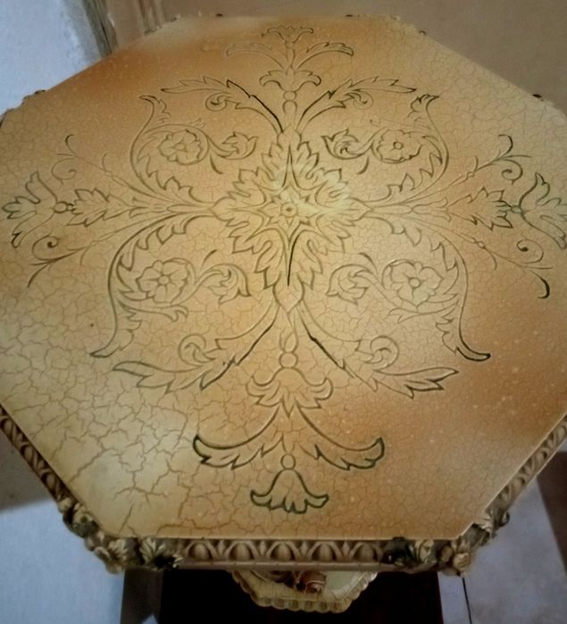 Floreira ou pequena mesa em marfinite