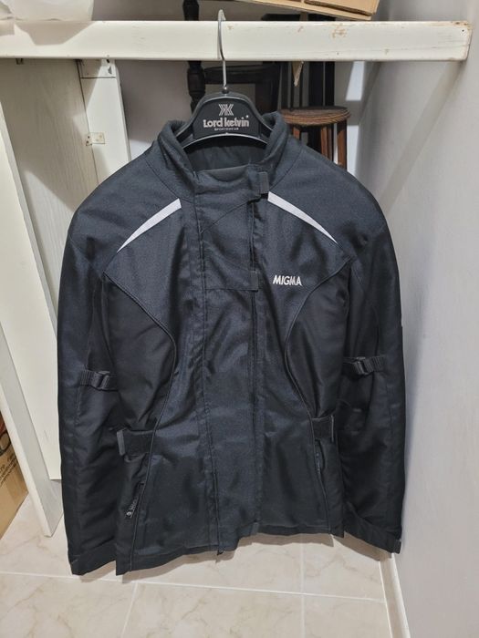 Casaco e 2 pares de luvas