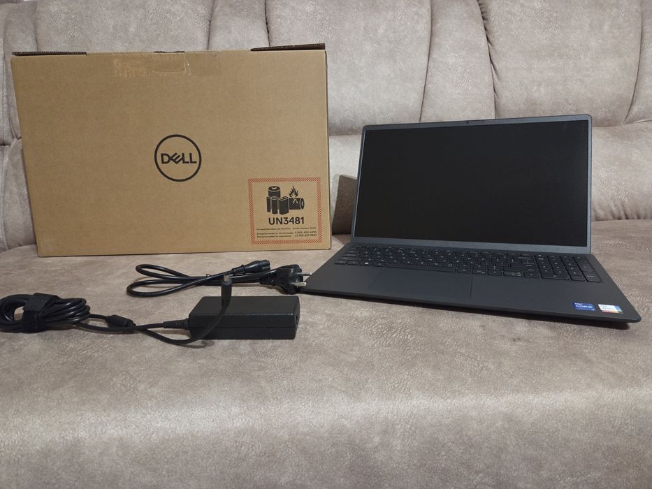Laptop DELL Vostro V3520, Intel Core i7, 16GB DDR4, SSD  512 GB, Win11