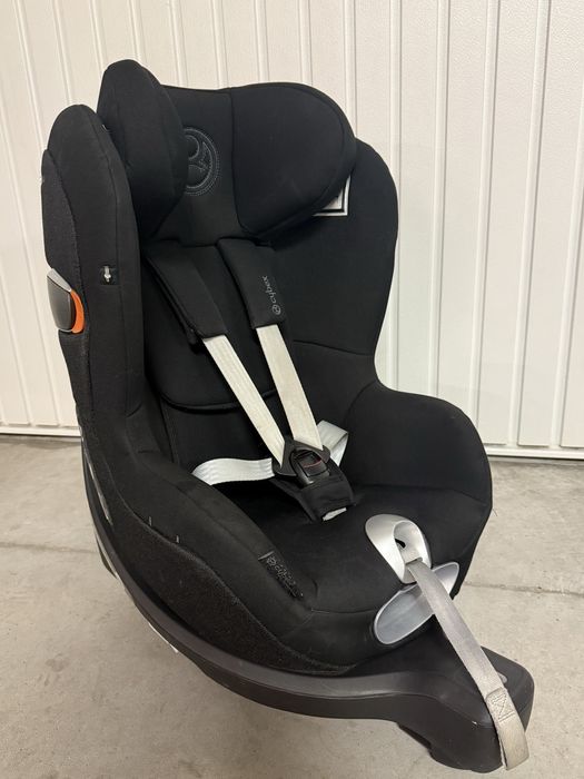Cybex Sirona Zi I Size czarny fotelik samochodowy obrotowy z bazą