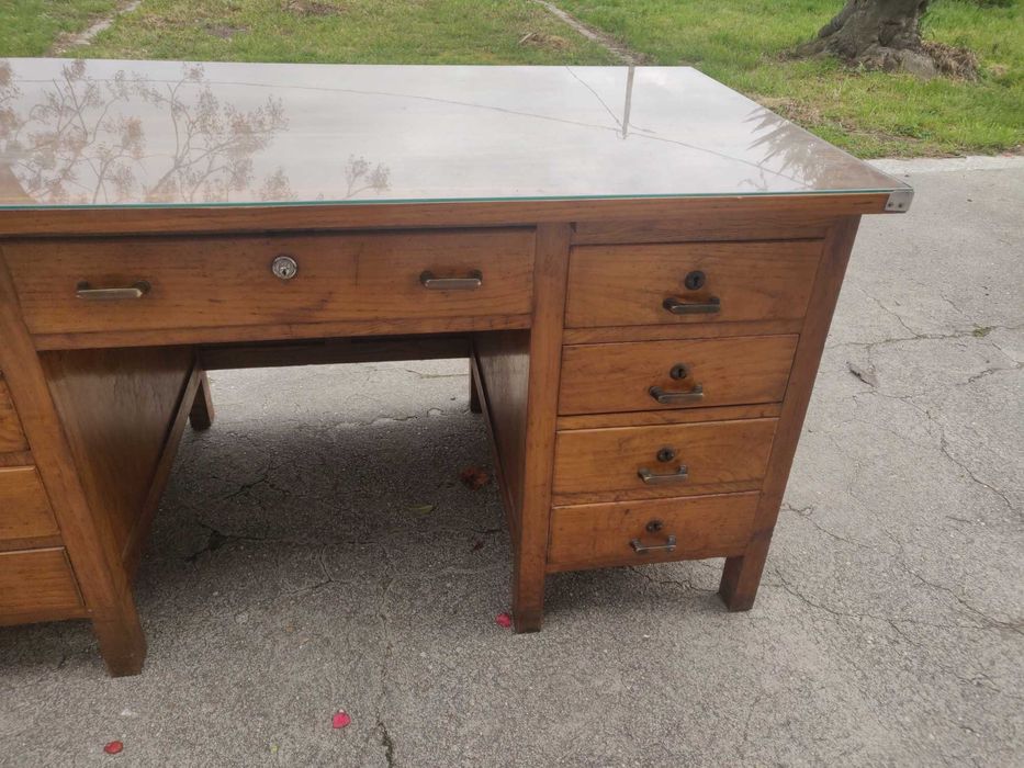 Secretária com tampo em vidro