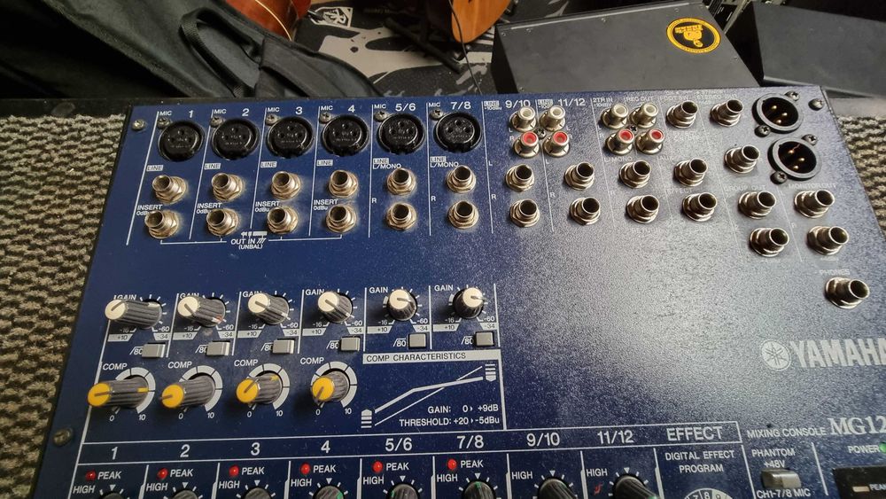 Mesa de Mistura Yamaha MG124CX – 12 Canais com Efeitos